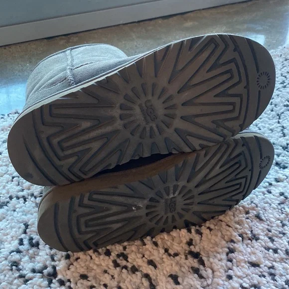 Women’s classic Short Gray UGG - Picture 8 of 10